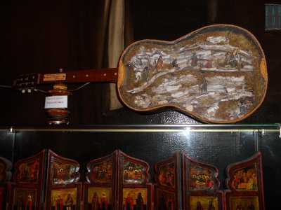 Un presepe allestito all'interno di una chitarra